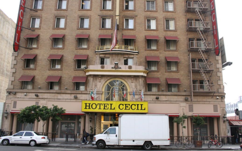 Las sangrientas crónicas del hotel Cecil: Misterios y víctimas del horror /></p>
<p><strong>Nido Conducida entre las concurridas calles del centro de Los Ángeles se encuentra una de las casas más tristes de la leyenda del horror, el Cecil Hotel.</strong></p>
<p dir=