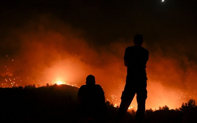 Incendios forestales en Grecia: los turistas son evacuados de otra isla