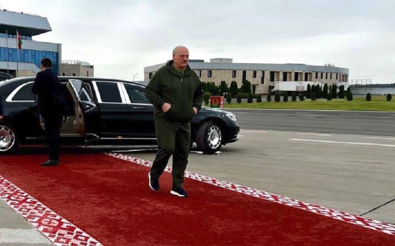 Lukashenko voló para conversar con Putin en traje caqui