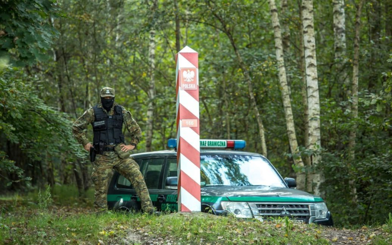 Los guardias fronterizos polacos están bajo ataque desde el lado de Bielorrusia