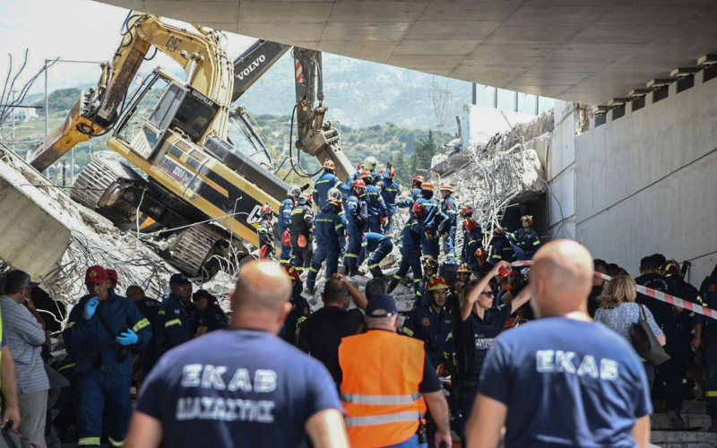 Un puente se derrumbó en Grecia: hay muertos y muchos heridos (foto)