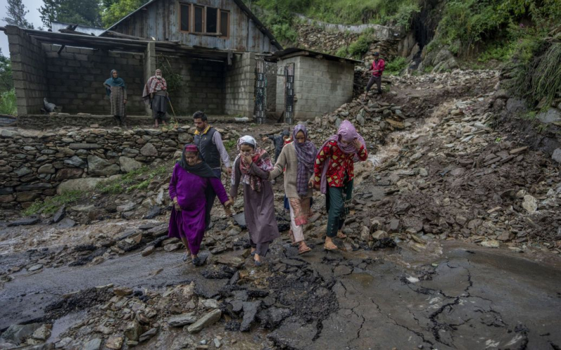 En India, un deslizamiento de tierra sepultó a más de 20 personas