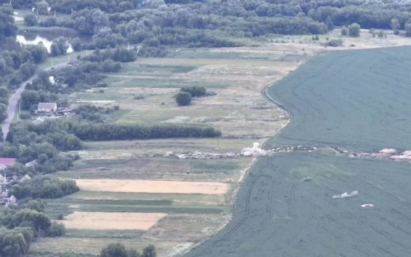 Un nuevo "bavovna" trabajo de defensa aérea.</strong></p>
<p>Hoy, 21 de julio, cerca del pueblo de Gordeevka en la región de Kursk, un plato en la fortaleza del regimiento 380 del ejército ruso fue destruido. Todavía se desconoce quién trabajó.</p>
<p>Andrei Tsaplienko informa esto.</p>
<p>“Poderoso apoyo para los partisanos de Kursk”, enfatizó Tsaplienko.</p>
<p>Se sabe que el regimiento 380 es conocido por su actitud cruel hacia los llamados “móviles”. Están siendo torturados y retenidos en sótanos por negarse a luchar.</p>
<p>Recuerde que ayer hubo bastante ruido cerca del aeropuerto en la región de Ryazan. Anteriormente, fue atacado por vehículos aéreos no tripulados desconocidos. No hubo víctimas ni daños.</p>
<h4>Temas relacionados:</h4>
<!-- AddThis Advanced Settings above via filter on the_content --><!-- AddThis Advanced Settings below via filter on the_content --><!-- AddThis Advanced Settings generic via filter on the_content --><!-- AddThis Related Posts below via filter on the_content --><div class=