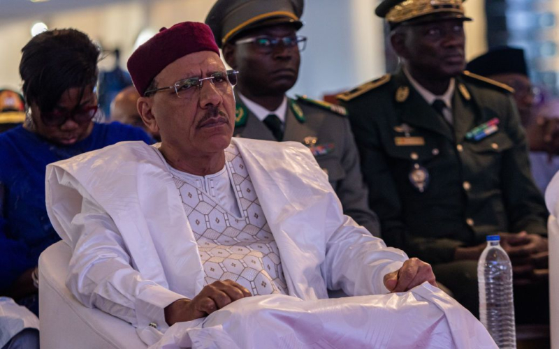 Níger – intento/></p>
<p><strong>París está preocupado por la posibilidad de la caída del régimen del presidente Bazum.</strong></p>
<p>En Níger, los militares bloquearon el 26 de julio al presidente Mohammed Bazum en su palacio presidencial en la capital del país, Niamey.</p>
<p>Así lo informa Reuters.</p>
<p>El ejército en Níger también bloqueó los ministerios ubicados cerca del palacio. El personal dentro del palacio presidencial no tiene acceso a sus oficinas. Otros medios afirman que los rebeldes son miembros de la Guardia Presidencial.</p>
<p>Jeune Afrique informa que <strong>el presidente está retenido por los rebeldes,</strong> pero asegura que está “sano y salvo”.</p>
<p>Los rebeldes también han tomado el control de todos los caminos que conducen al canal de televisión nacional. Al mismo tiempo, todo está en calma en el resto de la capital de Níger.</p>
<h3>La reacción de Borrell y Macron</h3>
<p>El jefe de la diplomacia europea <strong>Josep Borrell ya ha reaccionado a estas eventos.</strong></p >
<p>“Muy preocupado por los desarrollos actuales en Niamey. La UE condena cualquier intento de desestabilizar la democracia y amenazar la estabilidad de Níger”, escribió Borrell en línea.</p>
<p>Tenga en cuenta que Níger es un aliado privilegiado de Francia, con una base aérea en Niamey. El presidente francés, Emmanuel Macron, quien actualmente se encuentra de gira por la región del Pacífico, sigue de cerca la situación, manteniéndose en contacto constante con el ministro de Defensa de su país, informa Le Figaro. París está preocupado por la posibilidad de la caída del régimen del presidente Bazum. El ejército francés estacionado en Níger declinó hacer comentarios.</p>
<p><img decoding=