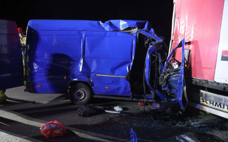 Un autobús con ucranianos se estrelló contra un camión en la frontera de Polonia: detalles y fotos