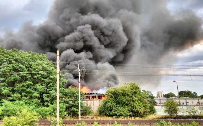 Un almacén con productos químicos peligrosos se ha incendiado por segundo día en Polonia