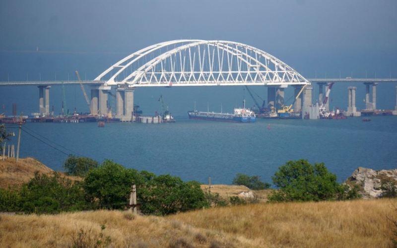 En Rusia, se quejaron de que Ucrania intentó atacar el puente de Crimea con misiles
