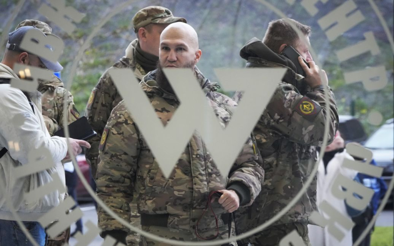 Wagneritas probablemente se están preparando para la invasión de Polonia - el activista de derechos humanos de los rusos Federación señaló la circunstancia”/></p>
<p><strong>En los últimos días, los mercenarios de la PMC “Wagner” dicen que van a invadir Polonia.</strong></p>
<p>Los terroristas <strong>PMC “Wagner”</strong> están mentalmente preparados para posibles operaciones en Polonia.</p>
<p>Así lo afirmó en una entrevista con la periodista Olesya Batsman el activista de derechos humanos ruso, fundador de la organización Gulagu.net, Vladimir Osechkin, citando sus fuentes.</p>
<p>“Por la mañana recibí un mensaje de una persona que, desde julio del año pasado, me había estado dando información sobre el reclutamiento de prisioneros en el PMC de Wagner. Polonia y con el paso al interior del país”, dijo Osechkin.</p>
<p>Según él, este mensaje puede tomarse en serio, porque seis horas después de este mensaje, el presidente ruso, Vladimir <strong>Putin, anunció en una reunión del Consejo de Seguridad sobre reclamos con respecto a los territorios de Polonia.</strong></p>
<p>“Resulta que parte de Polonia es un regalo generoso de Stalin y la Unión Soviética. Esa Polonia es ingrata, no recuerda los regalos generosos que Rusia les dio. Y si se olvidaron, Putin prometió recordárselos”, dijo el activista de derechos humanos. </p>
<p>Osechkin cree que hay que prestar atención a la similitud entre lo que dijo el jefe del Kremlin en el Consejo de Seguridad y lo que les dijeron a los mercenarios de Wagner en los últimos días.</p>
<p>“Además, hace unos días, uno de los principales comandantes de la PMC de Wagner, Dmitry Utkin, habló con los mercenarios en uno de los campamentos y les dijo que tenían el “trabajo” más grande del mundo por delante. Diablos”, enfatizó.</p >
<p>“Y entendemos la construcción: Putin habla de reclamos territoriales contra Polonia y que de alguna manera les va a dar una lección o castigarlos por portarse mal y apoyar a Ucrania. Utkin les dice a sus mercenarios: 'Tenemos el trabajo más grande por delante', que será incluso de mayor alcance que lo que participaron cerca de Bakhmut, que en los últimos días les han dicho a los mercenarios que van a invadir Polonia”, dijo el activista de derechos humanos.</p>
<p> Según el activista de derechos humanos, “en cualquier caso, es obvio: está sucediendo algo que debería animar una vez más a todo el mundo a apoyar a Ucrania y a las Fuerzas Armadas de Ucrania con más fuerza”. Tenemos que estar alerta tanto en Polonia como en los países bálticos”, resumió Osechkin.</p>
<p>Recordemos: <strong>El 23 de julio, la décima columna de combatientes de las PMC de Wagner llegó a Bielorrusia.</strong></p>
<p>El día anterior, el autoproclamado presidente de Bielorrusia Lukashenko, en negociaciones con el dictador Vladimir Putin, dijo que los terroristas de las <strong>PMC de Wagner iban a “ir a Varsovia y Rzeszow”. </strong></p>
<h4>Temas relacionados:</h4>
<!-- AddThis Advanced Settings above via filter on the_content --><!-- AddThis Advanced Settings below via filter on the_content --><!-- AddThis Advanced Settings generic via filter on the_content --><!-- AddThis Related Posts below via filter on the_content --><div class=