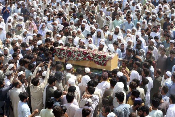 Se inmoló y mató a decenas de personas: fotos y video del ataque terrorista en Pakistán