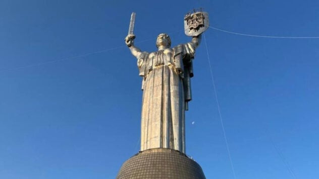 El tridente está en su lugar: el escudo de armas de Ucrania se instaló en el Monumento a la Patria 