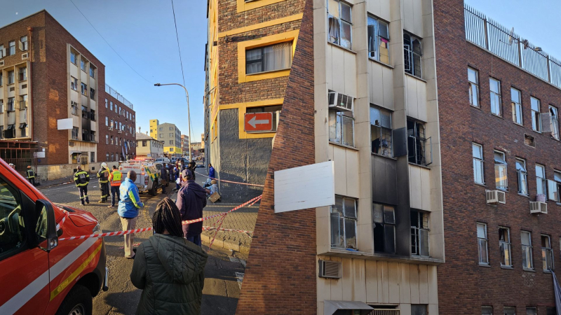 Decenas de muertos y personas atrapadas: se produjo un incendio en el centro en la ciudad más grande de Sudáfrica