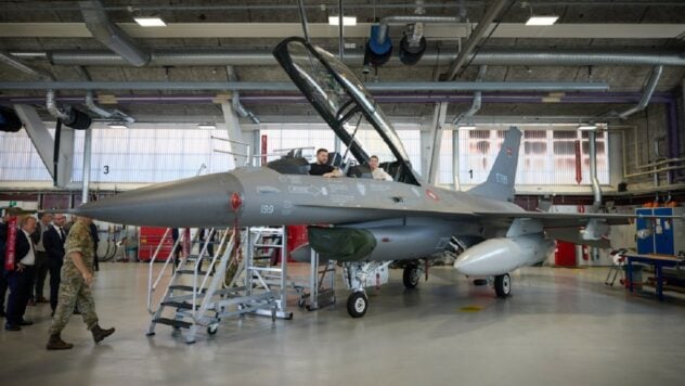 Zelensky se subió a un avión de combate F-16 con el primer ministro danés