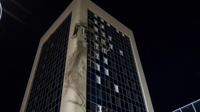 Edificio administrativo destruido y vidrios rotos en la tienda: imágenes del bombardeo nocturno de Kiev