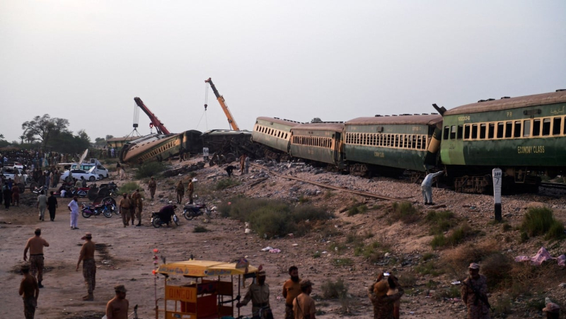 Gente tirada en el suelo pidiendo ayuda: tren descarrilado en Pakistán