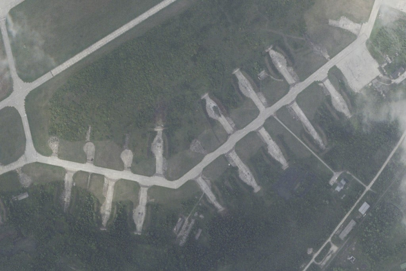 En el lugar del Tu-22M3 - hay una mancha negra: fotografías satelitales de la base aérea rusa en Soltsy apareció después del ataque