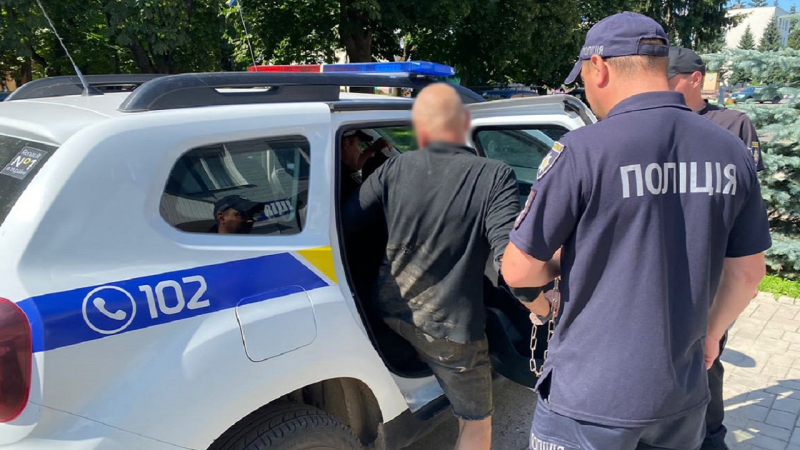 Cortar el pelo y golpear: en la región de Chernihiv, un hombre torturó a una mujer por cuatro duraznos durante una semana y niños