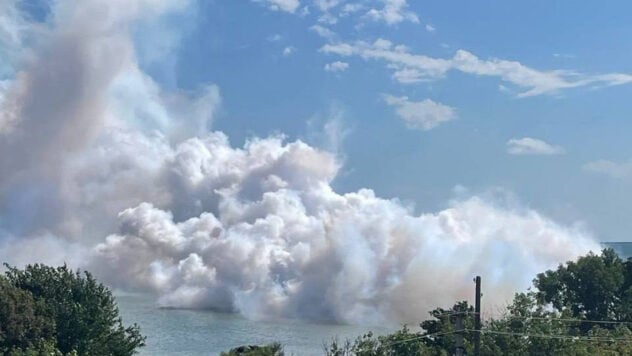 Segunda vez en un día: puente de Kerch cubierto de humo, se escuchan explosiones