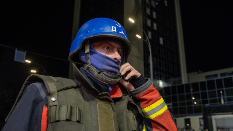 Edificio administrativo destruido y vidrios rotos en la tienda: imágenes del bombardeo nocturno de Kiev