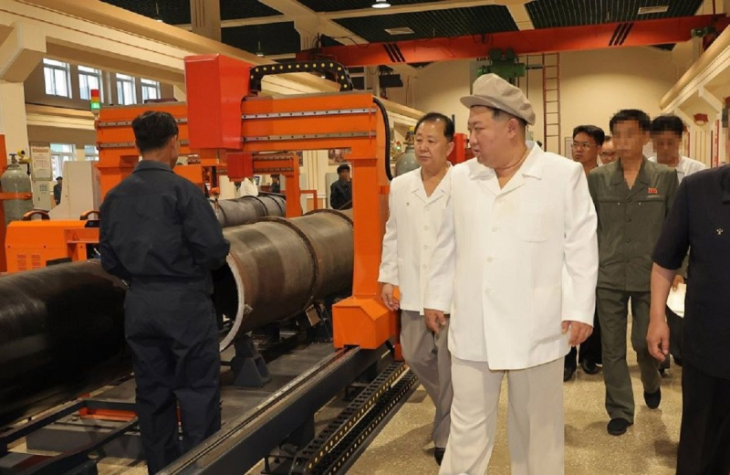 Corea del Norte podría preparar exportaciones de armas a Rusia: Kim Jong-un mostró una foto de la fábrica. Probablemente, parte de las armas se vayan a exportar a Rusia.</strong></p>
<p>De jueves a sábado, el líder del Norte inspeccionó fábricas clave. En particular, aquellos que fabrican proyectiles para sistemas de cohetes de lanzamiento múltiple de gran calibre y motores para misiles de crucero estratégicos.</p>
<h2 class=