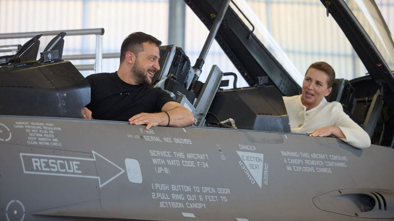 Zelensky se sentó en un caza F-16 con el Primer Ministro de Dinamarca