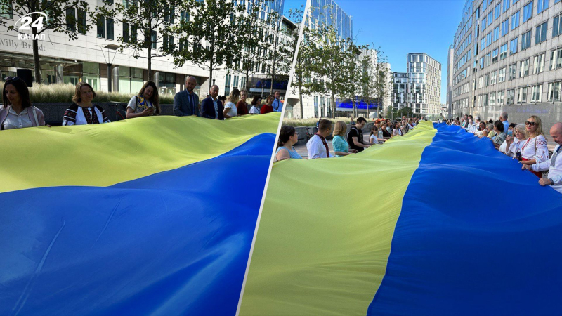 Símbolo de libertad por todas partes al mundo: una bandera de Ucrania de 30 metros fue desplegada cerca del Parlamento Europeo