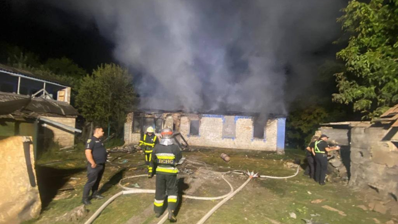 Fragmentos de cohetes y drones causan incendios y destrucción en la región de Kiev, tres heridos