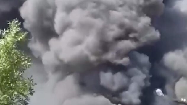Dos incendios masivos están arrasando Rusia simultáneamente: una fábrica y un almacén de ascensores están ardiendo