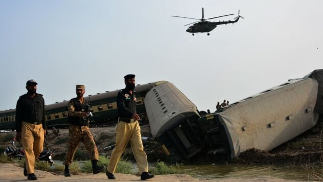 Gente tirada en el suelo pidiendo ayuda: tren descarrilado en Pakistán