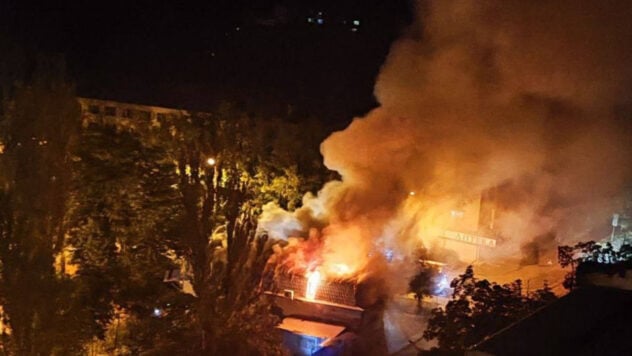 Una tienda se incendió: se escucharon explosiones en el centro de Donetsk en medio de la noche 