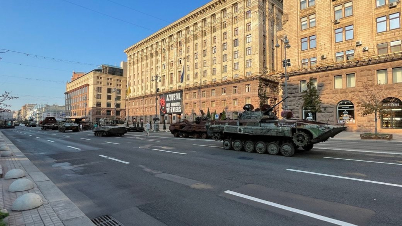 Tanques oxidados y restos de misiles: equipo militar ruso fue llevado a Khreschatyk el Día de la Independencia