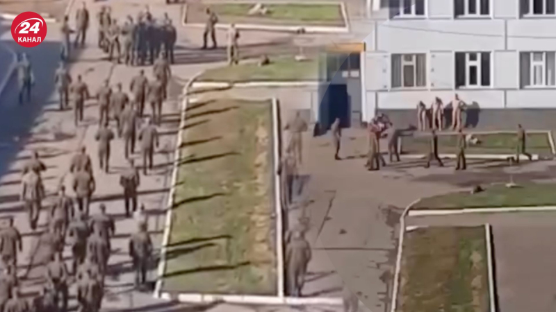 Fueron desnudados, forzados para arrancar la hierba: video burlándose del ejército ruso de élite