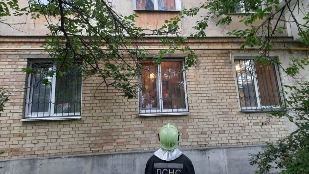 Intenté salir del apartamento en la cuerda floja: el Servicio de Emergencias del Estado rescató a un 5- niña de 5 años en la región de Kiev