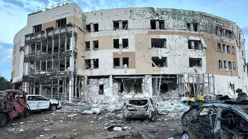 Remoción de escombros continúa en Zaporozhye después el hotel fue atacado