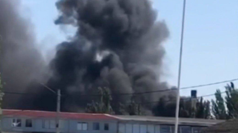 Había equipo enemigo en los talleres: una empresa está en llamas en la zona ocupada Berdyansk