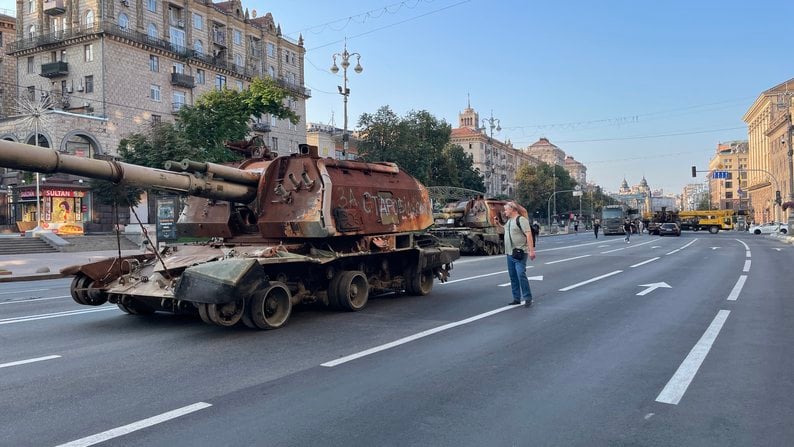 Tanques oxidados y restos de misiles: trajeron equipo militar ruso a Khreshchatyk el Día de la Independencia