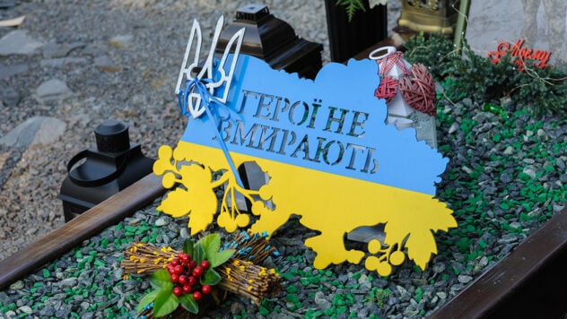 Arrojaron las banderas de Ucrania. En la región de Dnepropetrovsk, un hombre profanó las tumbas de los soldados