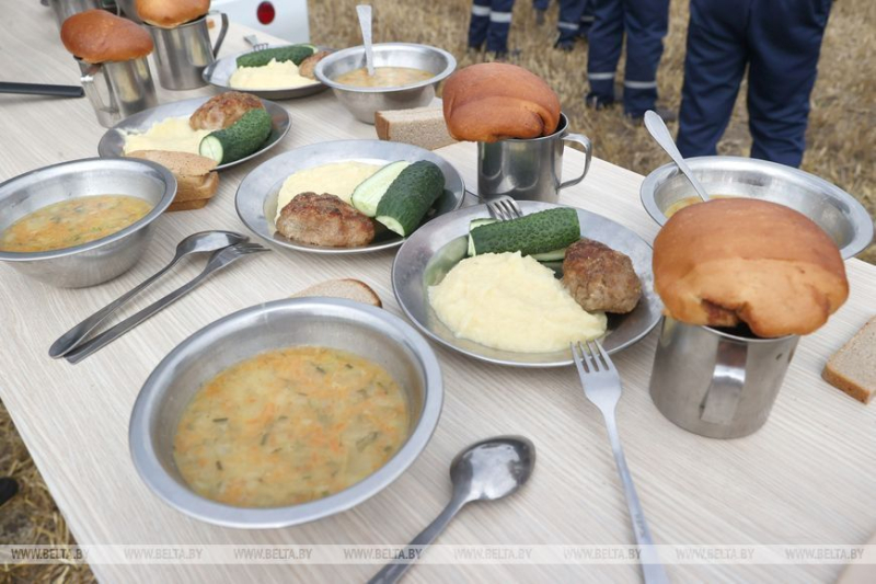Un día en la vida de Lukashenka: el falso presidente almorzó con operadores de cosechadoras en el campo (foto) 