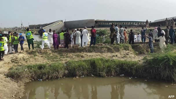 Un tren de pasajeros descarriló – decenas de muertos y un centenar de heridos (foto, video)