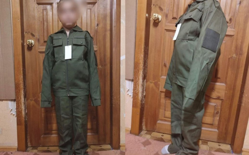 Los alumnos de primer grado en Rusia recibieron un extraño uniforme el 1 de septiembre: foto