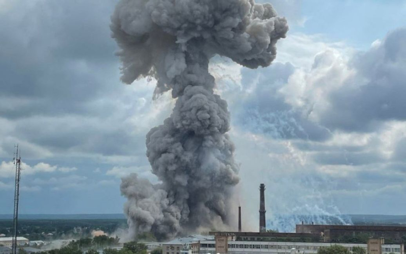 Una explosión tronó cerca de Moscú: una columna de humo se eleva en el lugar del impacto (video)