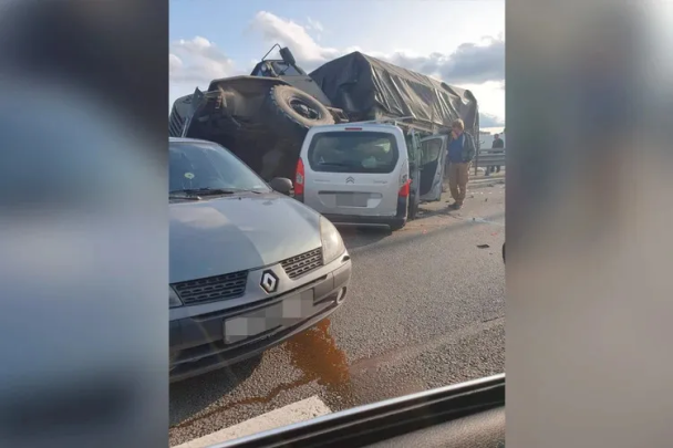 Los rusos se autodestruyen: cerca de San Petersburgo hubo un accidente mortal que involucró a un camión de la Guardia Nacional (foto)