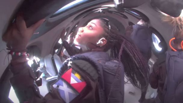 Se llevó a cabo el primer vuelo espacial solo para turistas: quién iba a bordo al espacio.</p>
<h2><strong>Cómo sucedió el vuelo</strong></h2>
<p>El vuelo espacial Galactic 02 se lanzó alrededor de las 17 :00 hora de Kiev desde el Cosmódromo de América en Nuevo México. </p>
<p>El vuelo duró unos 90 minutos, de los cuales unos cinco minutos de ingravidez real y excelentes vistas desde el espacio.</p>
<p><img decoding=
