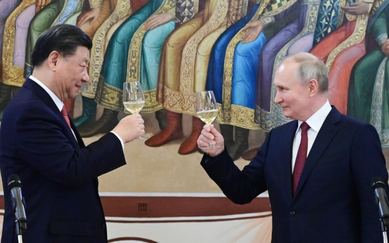 Cooperación Rusia con China: cómo puede interferir Estados Unidos: experto, no hay influencia para convencer a Moscú de que no busque un acercamiento con China. Por lo tanto, Estados Unidos continúa su política de oponerse a la alianza de la Federación Rusa y China a través de negociaciones con Beijing.</p>
<p>Así lo dijo en una entrevista exclusiva con <strong>TSN.ua</strong> le dijo al experto estadounidense Alexander Kraev.</p>
<p> lo que aconseja a Ramaswami (candidato a las primarias presidenciales del Partido Republicano en 2024, – <strong>TSN.ua</strong>): daremos parte de los territorios de Ucrania. Y que Rusia diga “oh, está bien, hiciste concesiones, no construiremos relaciones con China”, es ridículo. Este es un enfoque muy infantil de la política exterior”, afirmó.</p>
<p>El experto subrayó que Rusia y China pueden buscar un acercamiento, pero ahora Moscú necesita más esa alianza. Por eso, según él, los estadounidenses están trabajando más activamente con Beijing, poniendo la condición: si China no ayuda a los rusos con armas a nivel estatal oficial, si reduce su apoyo a lo que están haciendo los rusos, Estados Unidos Los Estados Unidos siguen comerciando con China, de lo contrario, se produce la misma campaña de sanciones, como contra Irán o la Federación Rusa.</p>
<p>“Los chinos claramente mantienen este equilibrio. Las armas chinas que entraron en Rusia (y los propios estadounidenses) (confirman que llegaron allí) llegaron de empresas privadas chinas. Aunque personalmente me resulta gracioso oír hablar de empresas privadas comunistas… Vemos que los estadounidenses reaccionan muy claramente a esto: se impusieron enormes paquetes de sanciones contra cada una de esas empresas, “, enfatizó Alexander Kraev.</p>
<p>El experto señaló que con tal estrategia, Estados Unidos logra mantener a China neutral y disuadir a Rusia de ayudar.</p>
<p>“¿Qué le ha pedido Rusia a China desde marzo del año pasado? Pidieron drones tácticos operativos, balísticos misiles, preguntaron que los tanques son viejos y desmantelados, pidieron millones de municiones. Debido a que el Ejército de Liberación Nacional de China ahora está en proceso de modernización, una gran cantidad de equipo se cancela en consecuencia. Y los rusos exigieron todo este equipo. ¿Qué hizo China? ¿Darlos? Entregaron uniformes de invierno a través de la RPDC: 150 mil piezas. No fue China, sino una empresa privada la que entregó 15 “tigres” a Ramzan Kadyrov. Es decir, parece que hasta ahora la política estadounidense está funcionando, “, resumió Alexander Kraev.</p>
<p><strong>▶ En el canal de YouTube de TSN, puedes ver este video “¡El joven Trump” quiere darle parte de Ucrania a Putin! | Kraev”</strong></p>
<p>Recordemos que Estados Unidos tiene intención de extender el acuerdo de cooperación científica y tecnológica con China durante los próximos seis meses.</p>
<h4>Temas relacionados:</h4>
<p>Más noticias</p>
<!-- AddThis Advanced Settings above via filter on the_content --><!-- AddThis Advanced Settings below via filter on the_content --><!-- AddThis Advanced Settings generic via filter on the_content --><!-- AddThis Related Posts below via filter on the_content --><div class=