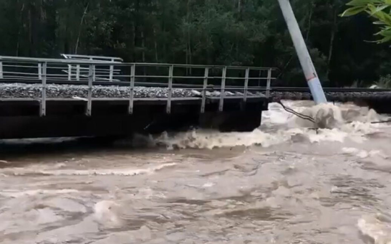 En Buriatia, se rompió una presa: el ferrocarril se hundió (video)