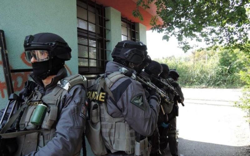 В La República Checa detuvo a un sospechoso de la brutal paliza a dos mujeres ucranianas detuvo a un hombre que golpeó brutalmente a dos mujeres ucranianas en la ciudad de Plasy el 13 de agosto.</p>
<p>Así lo informa Radio Praga.</p>
<p>Se constata que agredió “sin motivo aparente, salvo la nacionalidad”.</p>
<p> p></p>
<p>El detenido ha sido imputado.</p>
<p>Actualmente, las fuerzas del orden están buscando dos sospechosos más que también estuvieron involucrados en este ataque.</p>
<p>Anteriormente, el Ministro del Interior checo, Vit Rakusan, condenó el ataque a dos mujeres ucranianas en la ciudad de Plasy debido a su nacionalidad.</p>
<p>Según Según informes de los medios, el 13 de agosto, el conductor se detuvo junto a dos mujeres que estaban sentadas hablando y les preguntó si eran ciudadanas de Ucrania. Después de que le respondieron afirmativamente, comenzó a golpearlos brutalmente. La más joven de ellos, de 34 años, fue hospitalizada con una fractura abierta de mandíbula, una fractura de pómulo y una fractura de nariz.</p>
<p>Recordemos que en la República Checa, los camareros de los restaurantes intentó burlarse de las mujeres ucranianas.</p>
<h4>Temas similares: </h4>
<p>Más noticias</p>
<!-- AddThis Advanced Settings above via filter on the_content --><!-- AddThis Advanced Settings below via filter on the_content --><!-- AddThis Advanced Settings generic via filter on the_content --><!-- AddThis Related Posts below via filter on the_content --><div class=