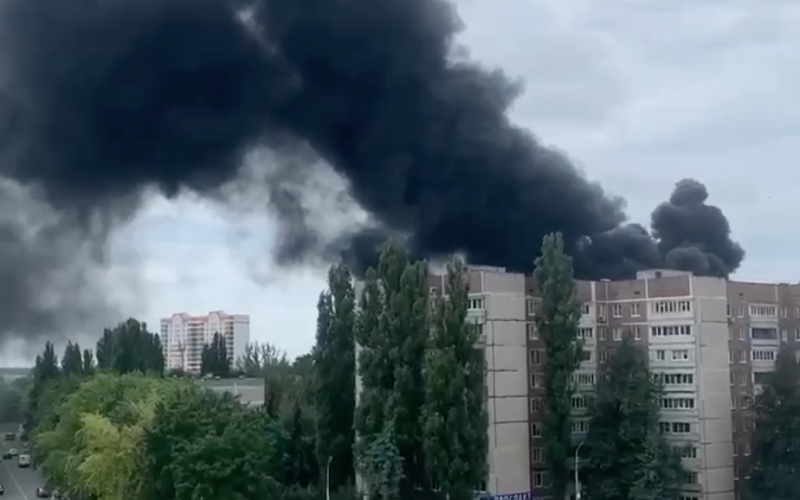 В Un gran incendio se incendió en la región de Kurchatov de la Federación Rusa: foto, video público y medios de comunicación.</p>
<p>Según testigos del incidente, se produjo un incendio en Kurchatov en el techo de un edificio residencial en Calle Leningradskaya. Tenga en cuenta que esta ciudad se encuentra a 130 km de la frontera con Ucrania.</p>
<p>Aparecieron imágenes del incendio en la Web. Muestran cómo nubes negras de humo se elevan sobre la casa y la ciudad.</p>
<p>Después de un incendio en el techo del primer edificio de apartamentos, la misma casa vecina se incendió, informan los residentes locales.</p>
<p> < p>Aún no se conocen las causas del incendio.</p>
<p><img decoding=