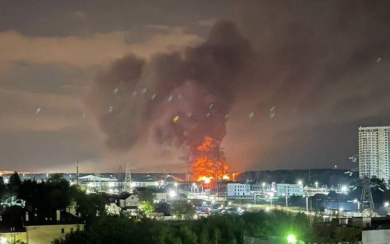 Un gran almacén se está incendiando en Odintsovo cerca de Moscú