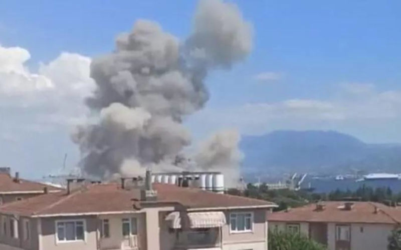 Cerca Una poderosa explosión sacudió el gran puerto de Turquía (foto, video)