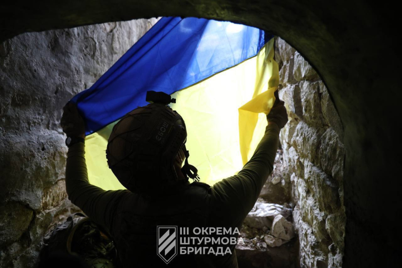 Soldados de las AFU izaron la bandera de Ucrania sobre la Andreevka liberada