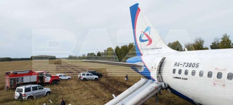 En Rusia, una Un avión de pasajeros con 170 pasajeros a bordo realizó un aterrizaje de emergencia en un campo